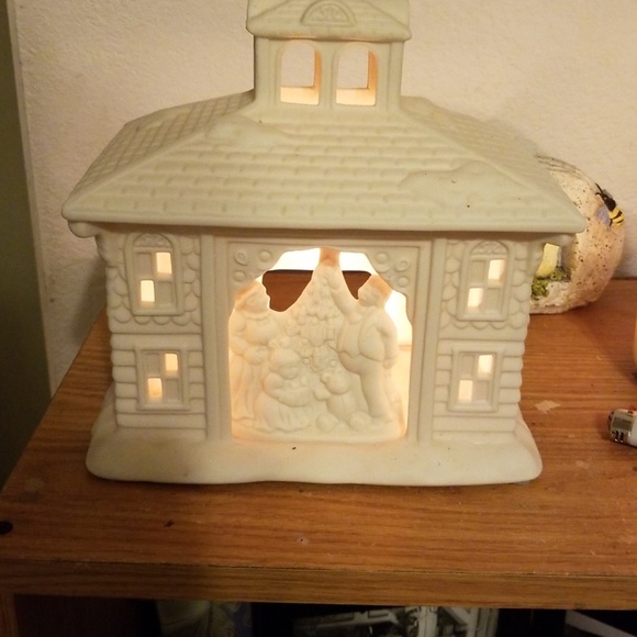 Partylite Victorian manor Christmas scene - Picture 2 of 3